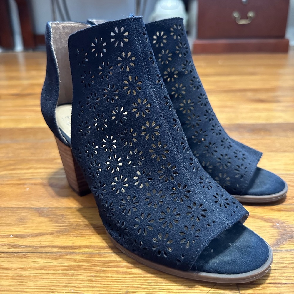 Navy blue open toe booties